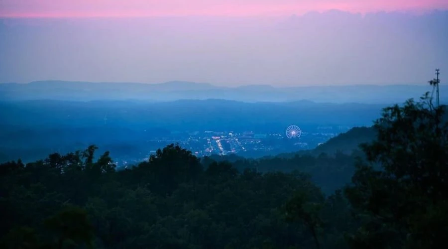 Bear Lovin in Pigeon Forge unforgettable 2 bedroom wGameroom, Views & Heart Tub