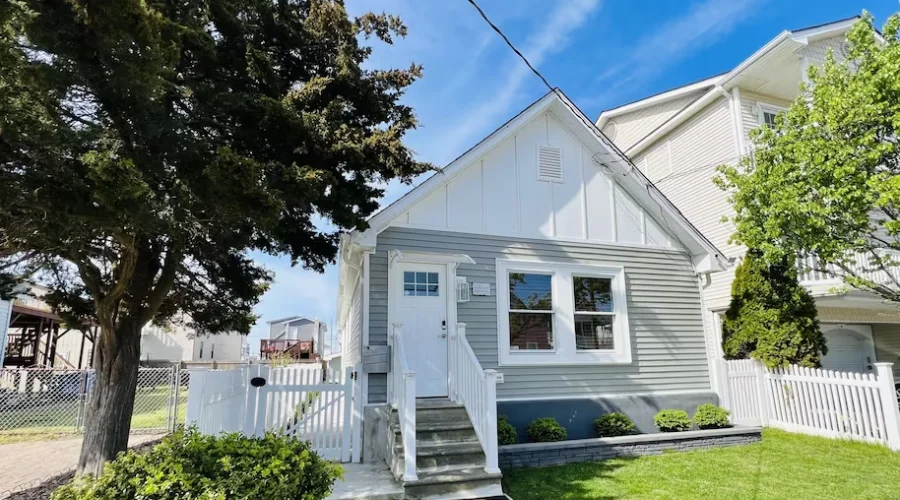 Unique Wildwood 3 BR 1,5 BA House in the Heart of town