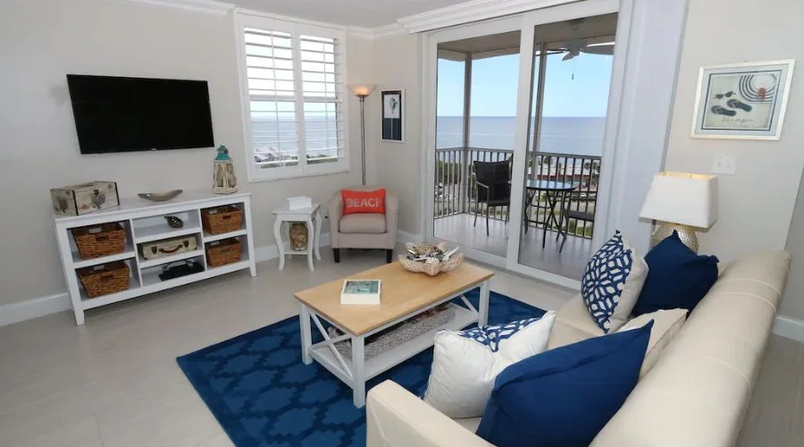 Beautifully appointed and remodeled Studio on the Beach with Gulf Views!